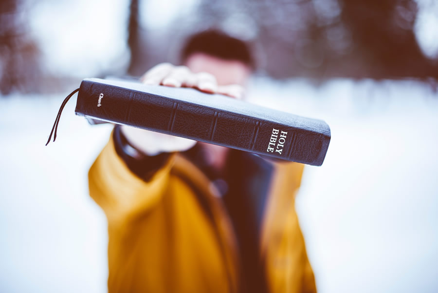 manholdingbible