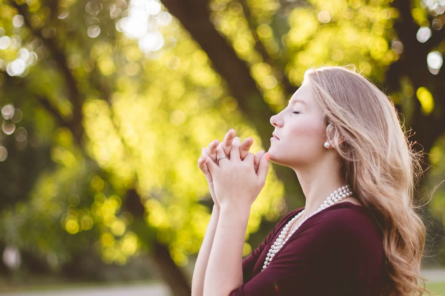 prayingwoman2